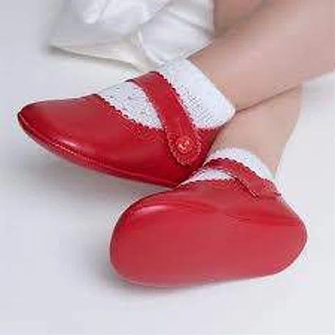 காவ்யாவின் சிவப்பு நிற ஷூக்கள்