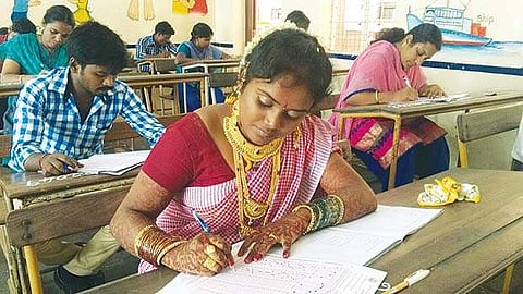 விழுப்புரம் இ.எஸ். மெட்ரிக் மேல்நிலைப் பள்ளியில் ஞாயிற்றுக்கிழமை நடைபெற்ற குரூப் 4 தேர்வை மணக்கோலத்தில் வந்து எழுதிய பொறியியல் பட்டதாரி அகிலாண்டேஸ்வரி.