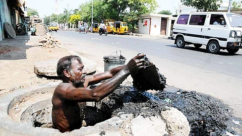 அடிப்படை உரிமைகளை இழக்கும் துப்புரவுத் தொழிலாளர்கள்