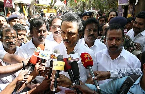 ஆர்.கே.நகரில் பணப்பட்டுவாடாவை அதிகாரிகள் வேடிக்கை பார்த்து வருகிறார்கள்: ஸ்டாலின் குற்றச்சாட்டு