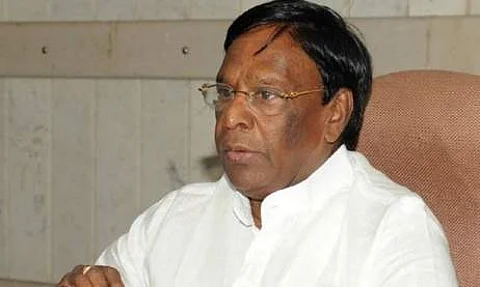 சமூக வலைதளங்களில் அவதூறு பரப்புவதை ஆளுநர் கிரண் பேடி நிறுத்திக் கொள்ள வேண்டும்