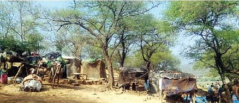 மேட்டூர் அணை நீர்மட்டம் சரிவு எதிரொலி: 4,000 மீனவர்கள் பாதிப்பு; பலர் ஊரைக் காலி செய்யும் அவலம்