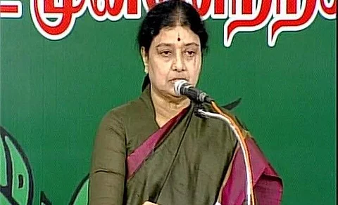 அம்மாவுக்கு இயக்கம் தான் வாழ்க்கை. எனக்கோ அம்மா தான் வாழ்க்கை: சசிகலா கண்ணீர் உரை