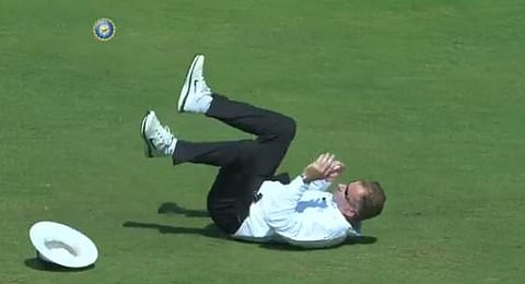 மும்பை டெஸ்டில் நடுவரைப் பதம் பார்த்த பந்து! (வீடியோ)