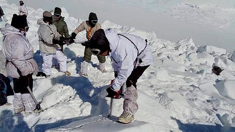 சியாச்சினில் இருந்து 9 வீரர்களின் உடல்களையும் தில்லி கொண்டு வர தீவிர முயற்சி