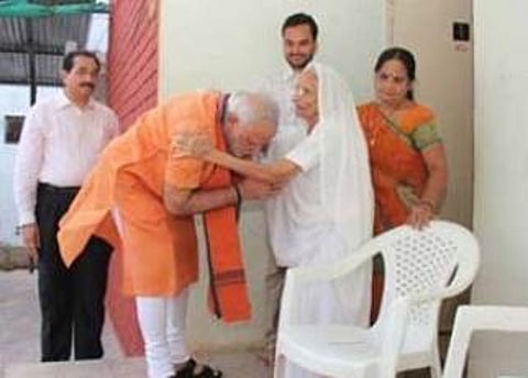 66வது பிறந்த நாளில் தாயிடம் ஆசி பெற்றார் பிரதமர் மோடி