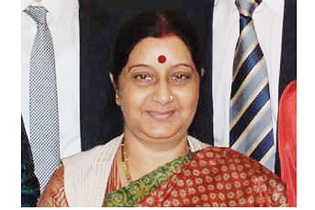 போலியான அழைப்புகள் குறித்து எச்சரிக்கையாக இருங்கள்: வெளிநாடு வாழ் இந்தியர்களுக்கு சுஷ்மா அறிவுரை