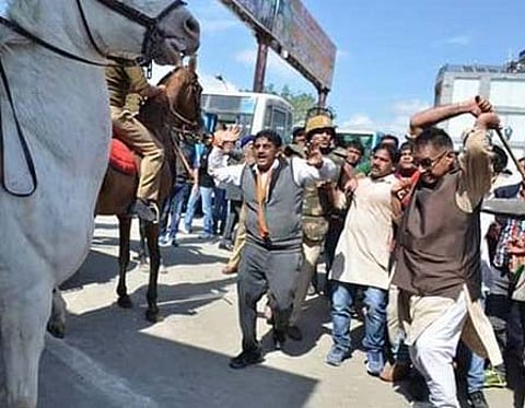 'போலீஸ் குதிரையின் காலை உடைத்த பாஜக எம்.எல்.ஏ. மீது ஒழுங்கு நடவடிக்கை'