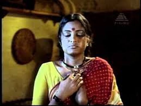 வடிவுக்கரசி வீட்டில் இளைஞர்கள்!