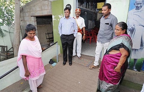 வாக்குச்சாவடி மையங்களில் மாவட்ட ஆட்சியர் திடீர் ஆய்வு