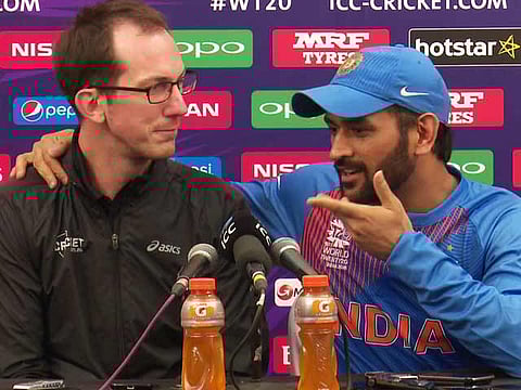 நிருபர்: எப்போது ஓய்வு?; தோனி: கொஞ்சம் பக்கத்துல வந்து உட்காருங்களேன்! (வீடியோ)