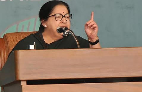 முல்லை பெரியாறு அணை பிரச்னையில் அந்தர் பல்டி அடித்தவர் கருணாநிதி: ஜெயலலிதா குற்றச்சாட்டு