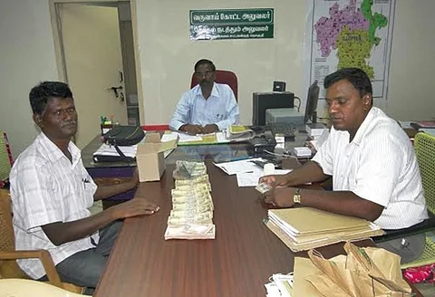 விராலிமலை அருகே உரிய ஆவணமின்றி ரூ.5.95 லட்சம் பறிமுதல்: பறக்கும் படையினர் அதிரடி