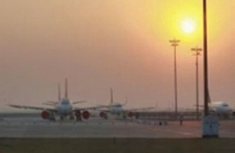 தில்லியில் மோசமான வானிலை: விமான சேவை பாதிப்பால் மக்கள் அவதி