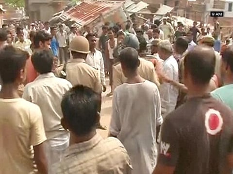 லக்னோவில் லாரி வீட்டின் மேல் மோதி விபத்து: 5 பேர் பலி, 4 பேர் காயம்