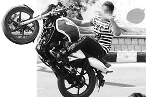 உயிருக்கு ஆபத்தை விளைவிக்கும் பைக் ரேஸ்:கட்டுப்படுத்த தமிழக அரசுக்கு நீதிமன்றம் உத்தரவு