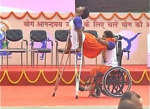 தில்லியில் யோகா செய்து அசத்திய மாற்றுத்திறனாளி மாணவர்கள்