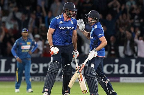 கடைசிப் பந்தில் சிக்ஸர்: ‘டை’ ஆன இங்கிலாந்து - இலங்கை ஒருநாள் போட்டி! (வீடியோ)