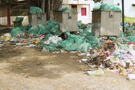 அரசு மருத்துவமனை வளாகத்தில் "குப்பை மலை