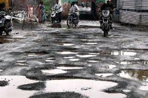 சாலைப் பள்ளங்களும் சாமானிய வாகன ஓட்டிகளும்!