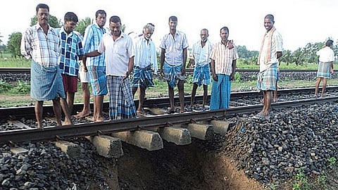 மயிலம் அருகே தண்டவாளத்தில் மண் அரிப்பு: விவசாயிகள் கொடுத்த தகவலால் பெரும் விபத்து தவிர்ப்பு