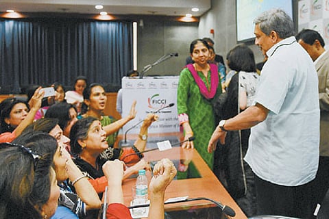 ராணுவத்தில் மகளிர் படைப்பிரிவு:மனோகர் பாரிக்கர் யோசனை