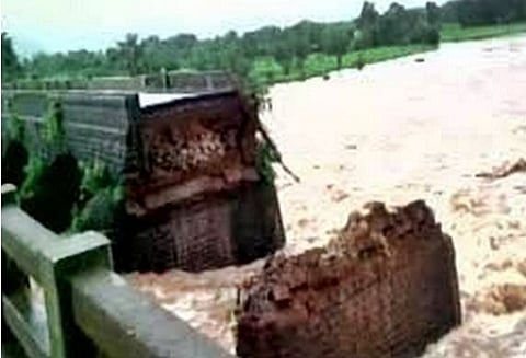 மும்பை-கோவா பாலம் இடிந்து விழுந்து விபத்து: பலி எண்ணிக்கை 4 ஆக உயர்வு