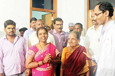 மூளை ரத்தக் குழாயில் அடைப்பு: அரசு மருத்துவமனையில் நுண்துளை சிகிச்சை