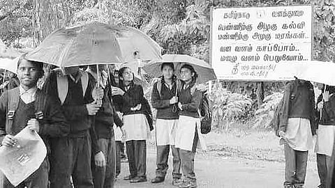 மழை கோட், ஷூக்கள் இல்லை: மலைப் பகுதி மாணவர்கள் அவதி