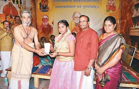 பஜனையில் சிறப்பாக பாடிய சிறுமிக்கு கேடயம் வழங்கிய ஆன்மிக சொற்பொழிவாளர் பி.சுவாமிநாதன்.