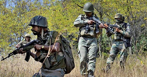 பாகிஸ்தான் படைகளுக்கு பதிலடி: காஷ்மீர் எல்லையில் கடும் பீரங்கி சண்டை