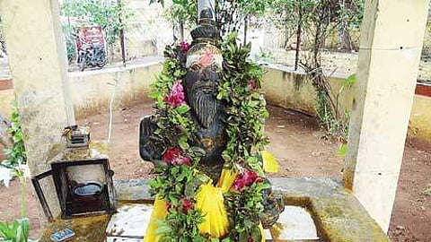 வேட்டைக்காரன்புதூர் அரசு மருத்துவமனையில் அமைக்கப்பட்டடுள்ள அகத்தியர் சிலை.