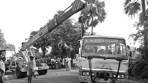 மணமக்கள் சென்ற வேன் விபத்து: பெண் ஒருவர் சாவு; 14 பேர் காயம்