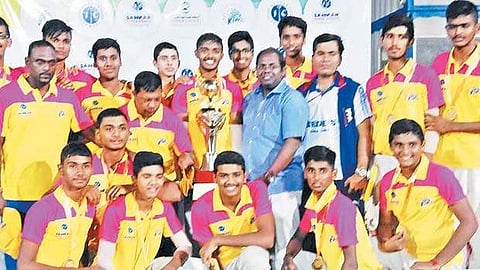 சாம்பியன் பட்டம் வென்ற சென்னை செயின்ட் பீட்ஸ் அணிக்கு கோப்பையை வழங்குகிறார் ரஞ்சி கிரிக்கெட் வீரர் அருண் கார்த்திக்.