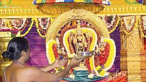 சிறப்பு அலங்காரத்தில் வள்ளி, தெய்வானையுடன் உற்சவர் முருகப்பெருமான்.