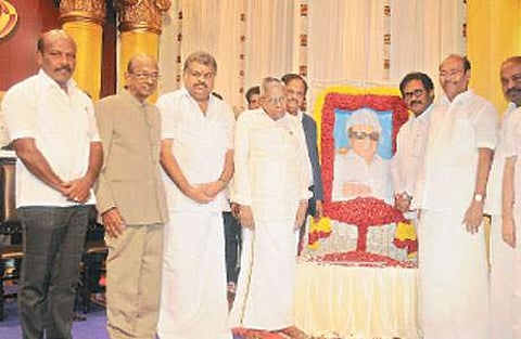 எம்.ஜி.ஆர். பிறந்த நாள் நூற்றாண்டு விழாவில் அவரது படத்துக்கு மரியாதை செலுத்திய (இடமிருந்து) மா.சுப்பிரமணியன், நீதிபதி பு.ரா.கோகுலகிருஷ்ணன், ஜி.கே.வாசன், ஆர்.எம்.வீரப்பன், பழனி பெரியசாமி,