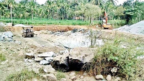 பவானி ஆற்றின் குறுக்கே தேக்குவட்டை பகுதியில் தீவிரமாக நடைபெற்று வரும் தடுப்பணைப் பணிகள்.