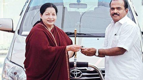 இன்னோவா சம்பத் என்ற பழி வேண்டாம்; ஜெயலலிதா கொடுத்த காரை திருப்பிக் கொடுத்தார் நாஞ்சில் சம்பத்