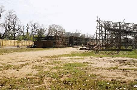 தீவுத்திடலில் சுற்றுலாத்துறை தொழில் பொருள்காட்சிக்கான அரங்குகள் அமைக்கும் பணியில் ஈடுபட்டுள்ள தொழிலாளர்கள்.