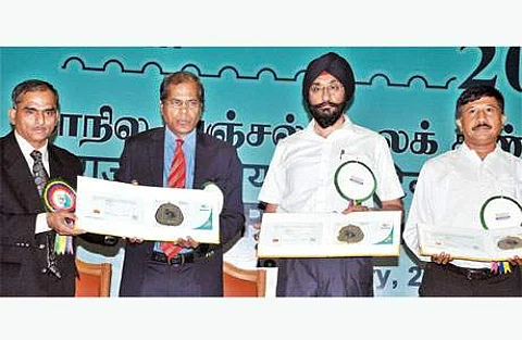 அஞ்சல் துறையின் மாநில அளவிலான தபால் தலை கண்காட்சி தொடக்க விழாவில் சிறப்பு அஞ்சல் உறையை வெளியிடும் கைத்தறி மற்றும் துணிநூல் துறை முதன்மைச் செயலர் ஹர்மந்தர் சிங். உடன் (இடமிருந்து) தலைமை தபால் துறை அதிக