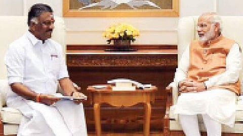 தில்லியில் பிரதமர் நரேந்திர மோடியை வியாழக்கிழமை சந்தித்த தமிழக துணை முதல்வர் ஓ. பன்னீர்செல்வம்.