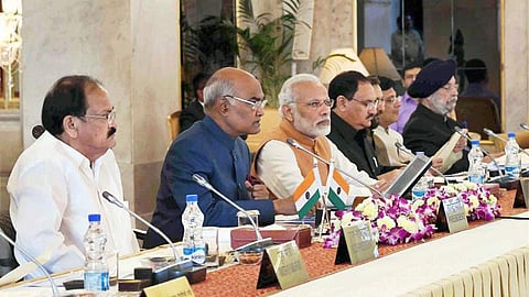 தில்லி குடியரசுத் தலைவர் மாளிகையில் வியாழக்கிழமை தொடங்கிய ஆளுநர்கள் மாநாட்டில் பங்கேற்ற குடியரசுத் தலைவர் ராம்நாத் கோவிந்த், குடியரசு துணைத் தலைவர் வெங்கய்ய நாயுடு, பிரதமர் நரேந்திர மோடி உள்ளிட்டோர்.