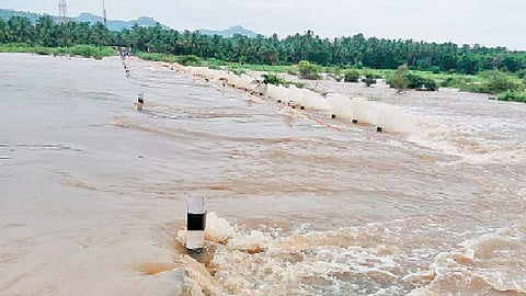 பச்சகுப்பம் தரைப்பாலம் பகுதியில் பாலாற்றில் பெருக்கெடுத்த வெள்ளம்.