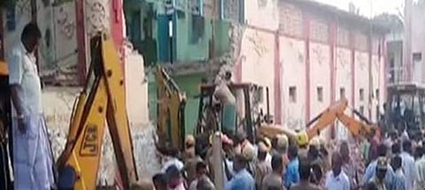 பொறையார் அரசு போக்குவரத்து ஊழியர் ஓய்வு அறை கட்டட மேற்கூரை இடிந்து விழுந்து 8 பேர் பலி