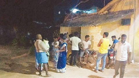 அத்திமாகுலப்பள்ளி கிராமத்தில் நில அதிர்வு காரணமாக தெருக்களில் திரண்ட பொதுமக்கள்.