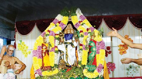 திருத்தணி முருகன் கோயிலில் கந்த சஷ்டி திருவிழாவை முன்னிட்டு வள்ளி, தெய்வானை சமேத உற்சவர் ஆறுமுக சாமிக்கு நடைபெற்ற லட்சார்ச்சனை.