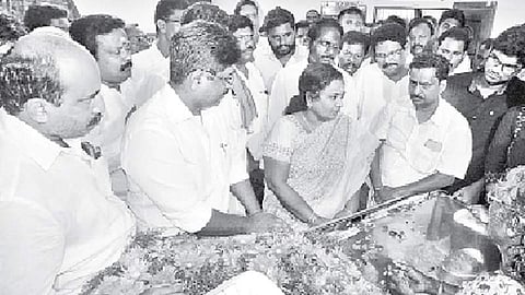 கடலூரில் உயிரிழந்த பாஜக முன்னாள் மாநிலத் தலைவர் கிருபாநிதி உடலுக்கு வெள்ளிக்கிழமை அஞ்சலி செலுத்திய அந்தக் கட்சியின் மாநிலத் தலைவர் தமிழிசை செüந்தரராஜன்.