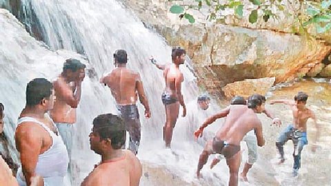 ஆம்பூர் அருகே ராள்ளக்கொத்தூர் காலனி பகுதியில் நீர்வீழ்ச்சியில் குளித்து மகிழ்ந்த பொதுமக்கள்.