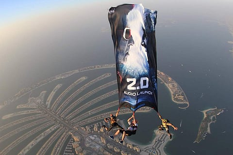 10 ஆயிரம் அடி உயரத்தில் 2.0 பட விளம்பரம்!