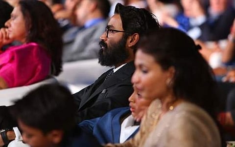 வட சென்னை கதாபாத்திரத் தோற்றத்துடன் 2.0 விழாவில் பங்கேற்ற தனுஷ்! (படங்கள்)